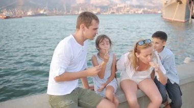 Dondurma yeme oyunu mutlu bir aile. sıcak güneşli gün