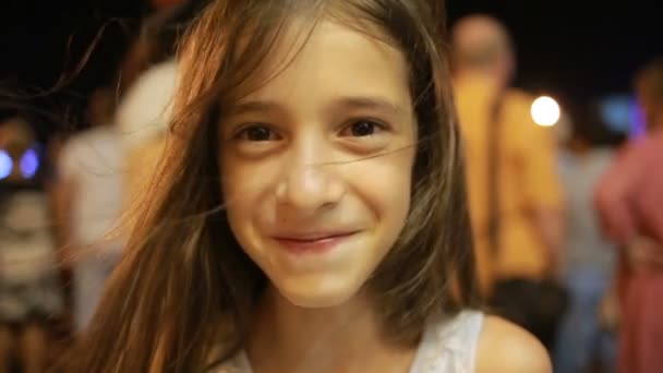 Lilla leende flicka ansikte närbild. barn skrattar på natten i staden. — Stockvideo