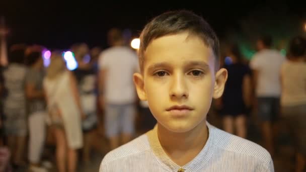 Bambino sulla strada di notte tra la folla — Video Stock