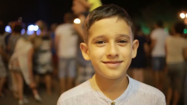 Adolescente sonriendo a la cámara. noche en la calle . — Vídeos de Stock