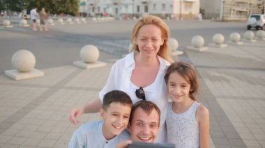 Mutlu gülümseyen aile selfie yok. insanlar cep telefonundan fotoğraflandı