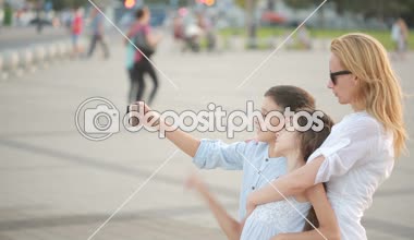Anne ile oğlu ve kızı selfie yapıyorsun. telefonda aile fotoğrafı