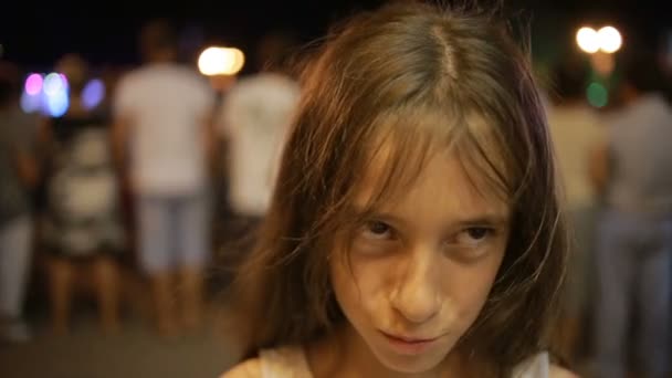 Cara de niña sonriente de cerca. niño ríe de noche en la ciudad . — Vídeo de stock