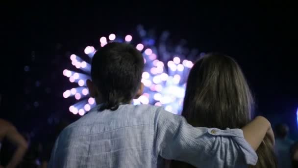 Menino e menina olhar para fogos de artifício. crianças em uma noite de férias — Vídeo de Stock