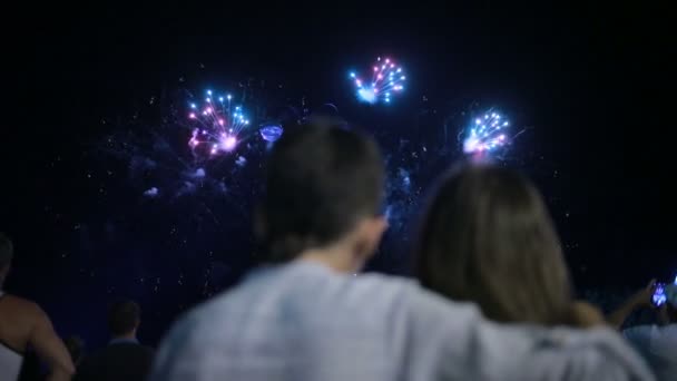 Chico y chica miran fuegos artificiales. niños en una noche de vacaciones — Vídeo de stock