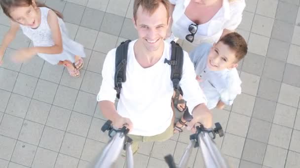 Feliz familia sonriente hace selfie. la gente es fotografiada en un teléfono celular — Vídeo de stock