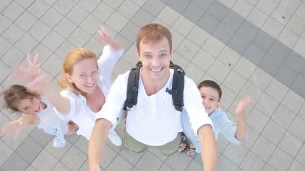 Lyckliga leende familjen gör selfie. människor är fotograferade på en mobiltelefon — Stockvideo