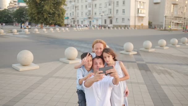 Feliz familia sonriente hace selfie. la gente es fotografiada en un teléfono celular — Vídeos de Stock