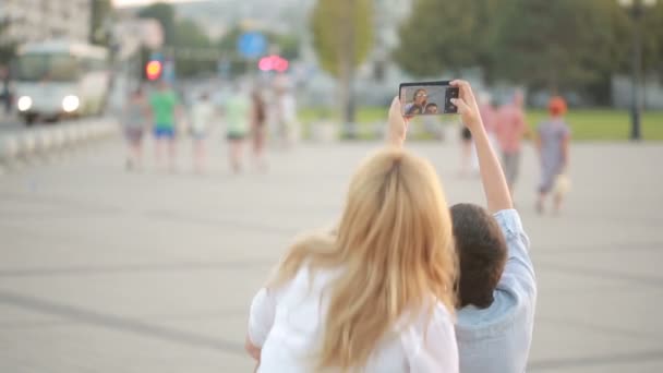 息子と娘を持つお母さんは、selfie をやっています。電話で家族の写真 — ストック動画