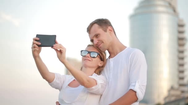 Mooie jong koppel maakt selfie in de straat — Stockvideo