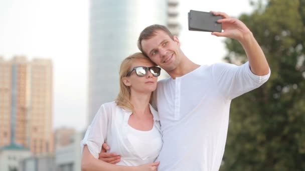 Hermosa pareja joven hace selfie en la calle — Vídeos de Stock