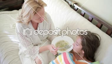 Annesi hasta bir çocuğun davranır. Anne küçük bir kızı kurtarmak için yardım.