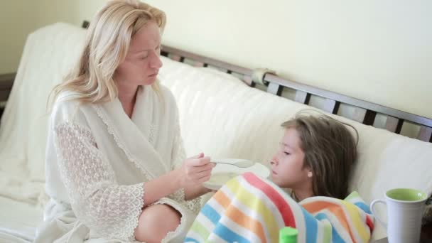 Mère soigne un enfant malade. Maman aidant une petite fille à récupérer . — Video