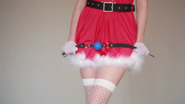 Sexig Santa tjej smeker sig själv. sex spel. hålla en piska — Stockvideo