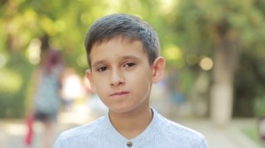 Çocuk sokakta patates cipsi yemek. Abur cubur yeme genç çocuk