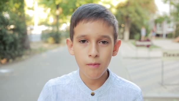 Boy jedl brambůrky na ulici. Dospívající chlapec jíst nezdravé jídlo — Stock video
