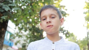 Çocuk sokakta patates cipsi yemek. Abur cubur yeme genç çocuk