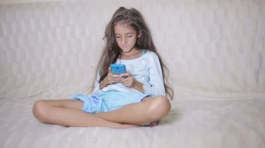 Bir cep telefonu ile kız çocuğu da Internet'e gözatabilir