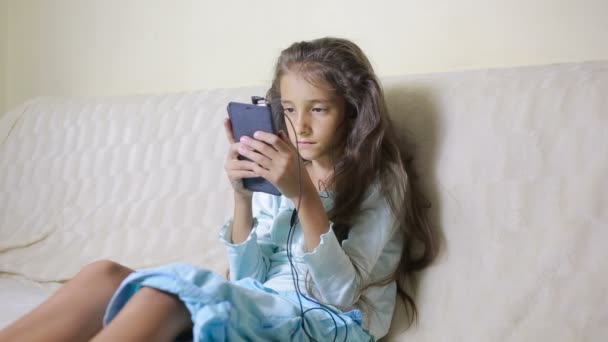 Dívek s mobilním telefonem používá připojení k Internetu