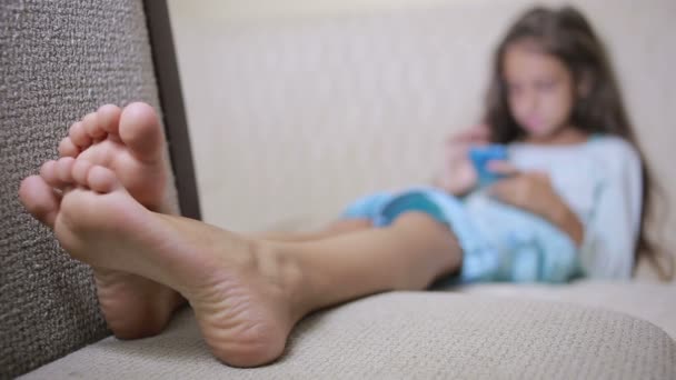Dívek s mobilním telefonem používá připojení k Internetu