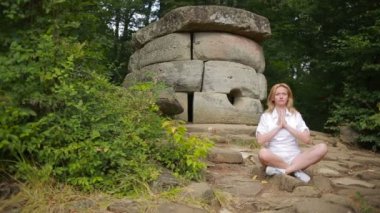 oturma ve taş dolmen üzerinde meditasyon kadın