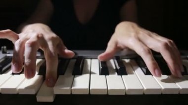 Denetleyici bir MIDI klavye synthesizer oynarken kadın el yakın çekim.