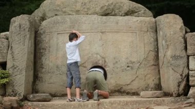 adam ve oğlan turist antik yapı keşfetmek. Dolmen. selfie telefon