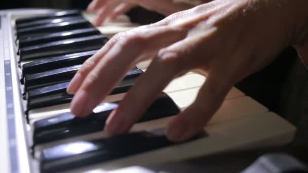 Mujer mano jugando un controlador MIDI sintetizador de teclado de cerca . — Vídeos de Stock