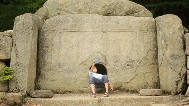 Ragazzo turista esplorare l'antica struttura . — Video Stock