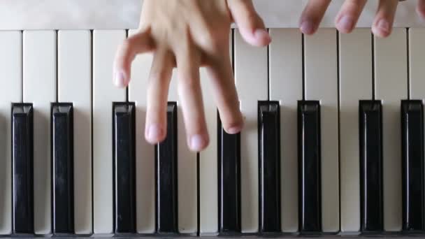 Το χέρι στο πιάνο κλειδί στο πυροβολισμό κινηματογραφήσεων σε πρώτο πλάνο. το παιδί μαθαίνει να παίξει το πιάνο — Αρχείο Βίντεο
