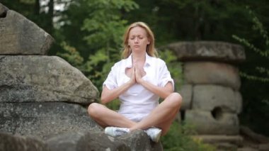 oturma ve taş dolmen üzerinde meditasyon kadın