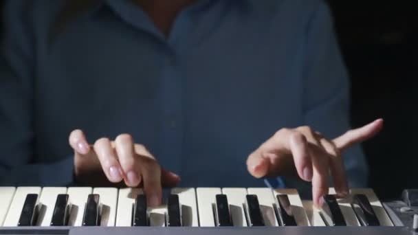 Denetleyici bir MIDI klavye synthesizer oynarken kadın el yakın çekim. — Stok video