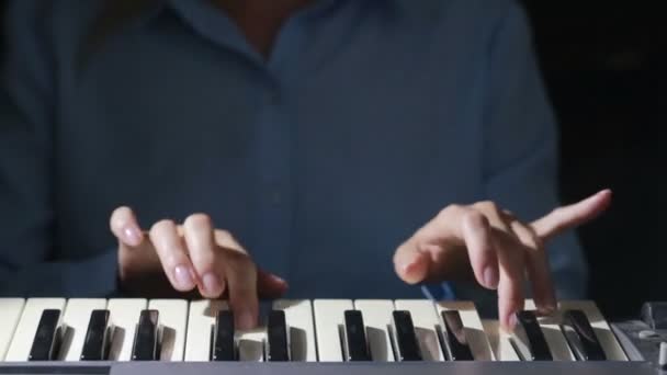 Mulher mão tocando um sintetizador de teclado controlador MIDI de perto . — Vídeo de Stock