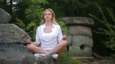 oturma ve taş dolmen üzerinde meditasyon kadın