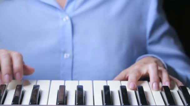 Mujer mano jugando un controlador MIDI sintetizador de teclado de cerca . — Vídeo de stock