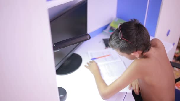Tizenéves fiú csinál házi feladatot használ mobiltelefont. természethű videó — Stock videók
