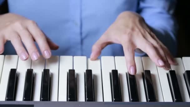 Mulher mão tocando um sintetizador de teclado controlador MIDI de perto . — Vídeo de Stock