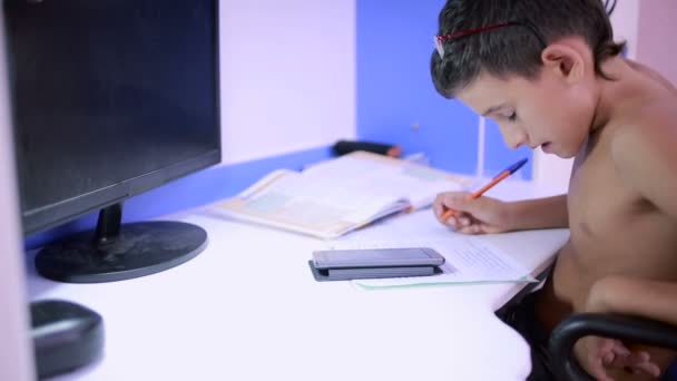 Tonårspojke gör läxor med hjälp av en mobiltelefon. naturliga video — Stockvideo