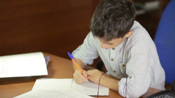 Ребенок пишет домашнее задание. ребенок изучал науку — стоковое видео