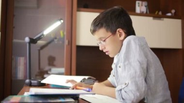 çocuk ev ödevi yazıyor. Çocuk Bilimleri Eğitimi