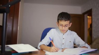 çocuk ev ödevi yazıyor. Çocuk Bilimleri Eğitimi