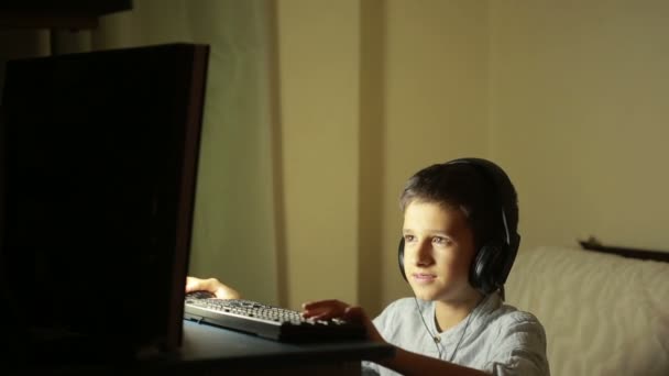 Tiener jongen speelt spelletjes op de computer's nachts. Online spelletjes — Stockvideo