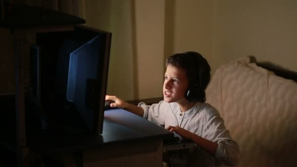 Teen chłopiec gra w gry na komputerze w nocy. Gry online — Wideo stockowe