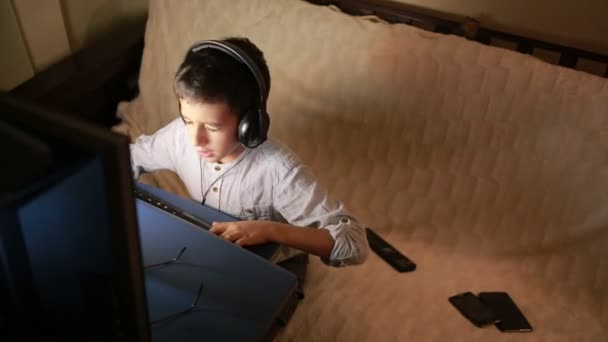 Dospívající chlapec hraje hry na počítači v noci. Online hry — Stock video