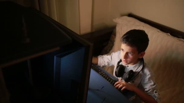 Έφηβος αγόρι παίζει παιχνίδια στον υπολογιστή τη νύχτα. Online παιχνίδια — Αρχείο Βίντεο