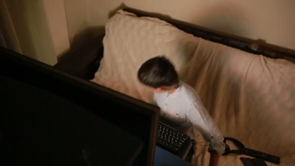 晚上，十几岁的男孩在计算机上玩游戏。在线游戏 — 图库视频影像