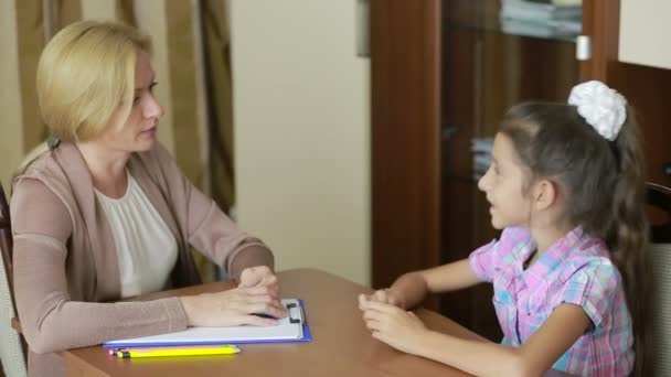 小さな女の子と児童心理学者。子供の心理カウンセリング — ストック動画