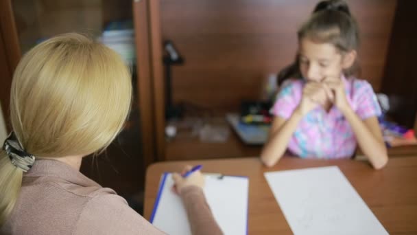 Kinderpsychologe mit einem kleinen Mädchen. Psychologische Beratung für Kinder — Stockvideo