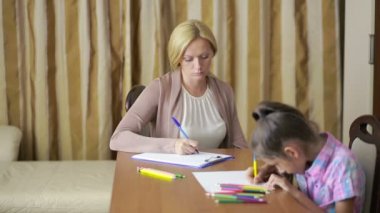 Küçük bir kız ile çocuk psikologu. Çocuk psikolojik danışmanlık