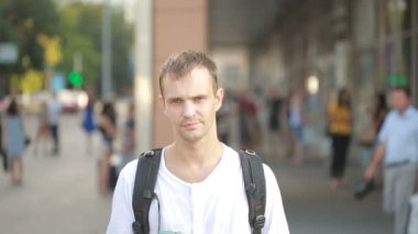 Telefon bir sokak ortasında yazarak adam. Manifatura smartphone cep telefonu ile genç adam.